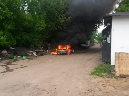 Видео с пожара в автомобиле «ВАЗ» недалеко от станции Павшино.